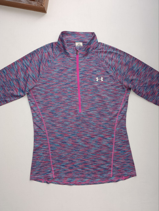 لباس ورزشی زنانه برند UNDER ARMOUR استوک اورجینال خوش رنگ نمای جلو