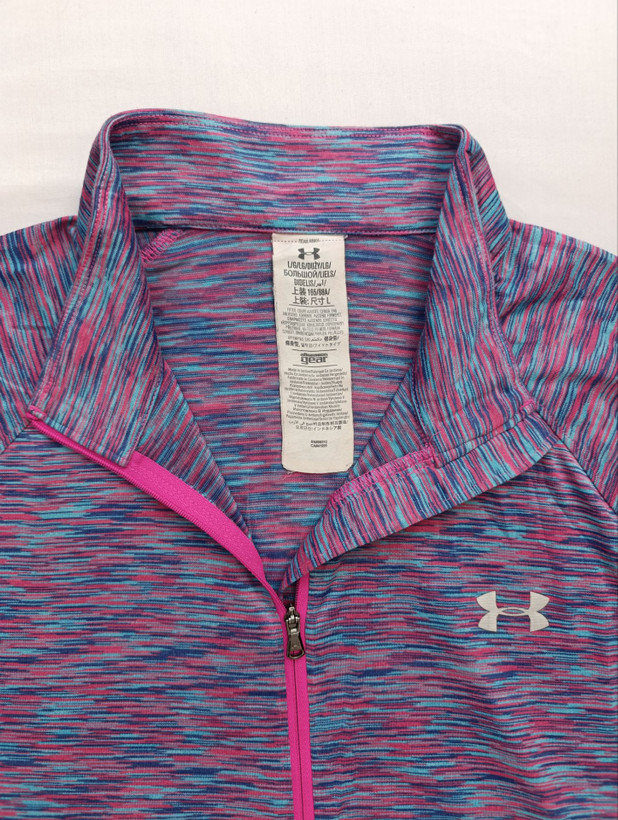 لباس ورزشی زنانه برند UNDER ARMOUR استوک اورجینال خوش رنگ نمای یقه