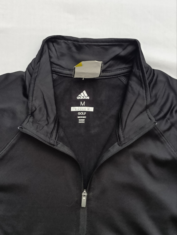 لباس ورزشی برند ADIDAS استوک اورجینال رنگ مشکی نمای یقه