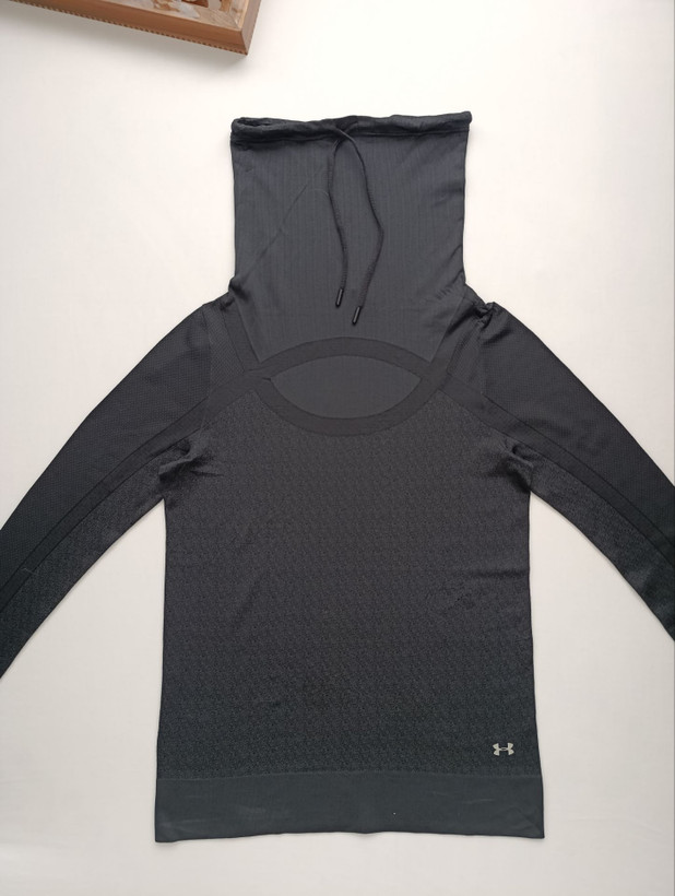 لباس ورزشی مردانه برند UNDER ARMOUR استوک اورجینال رنگ خاکستری نمای یقه در حالت باز شده