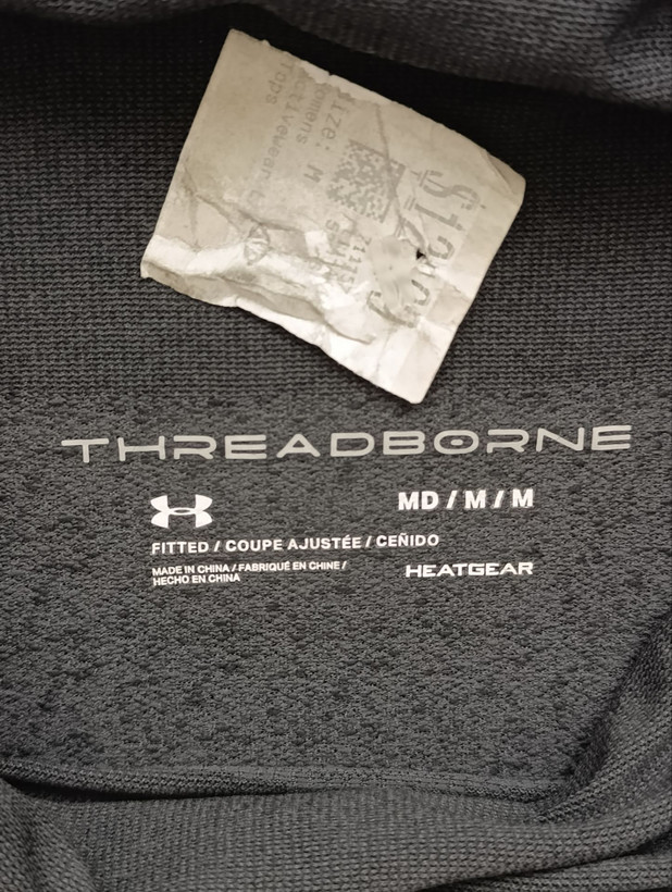 لباس ورزشی مردانه برند UNDER ARMOUR استوک اورجینال رنگ خاکستری نمای برند