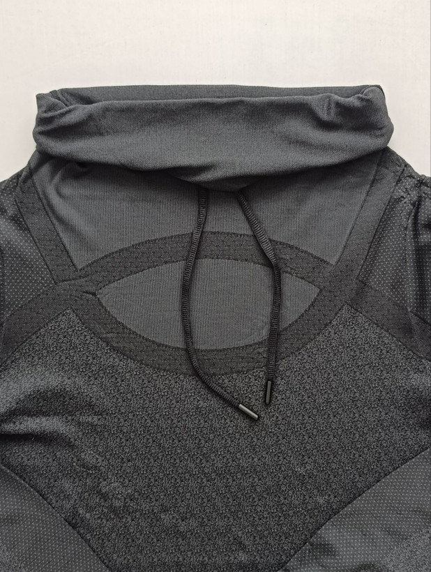 لباس ورزشی مردانه برند UNDER ARMOUR استوک اورجینال رنگ خاکستری نمای یقه