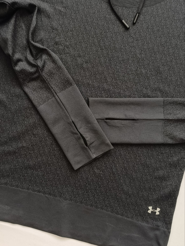 لباس ورزشی مردانه برند UNDER ARMOUR استوک اورجینال رنگ خاکستری نمای سرآستین انگشتی