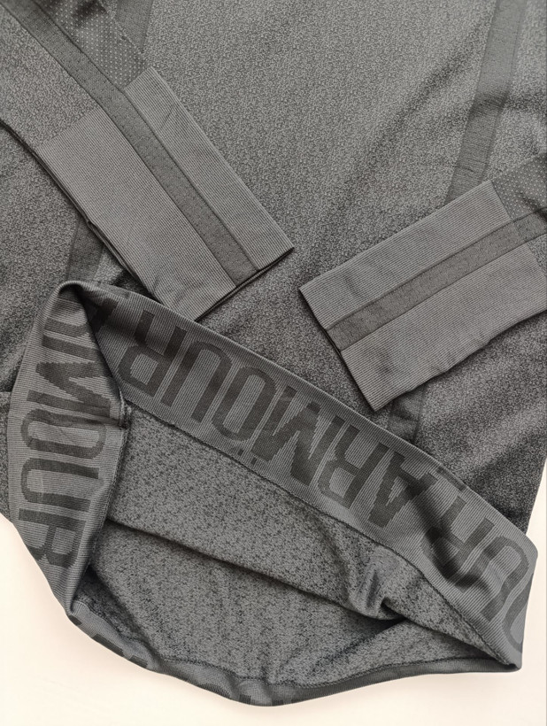 لباس ورزشی مردانه برند UNDER ARMOUR استوک اورجینال رنگ خاکستری نمای سرآستین و جنس پارچه