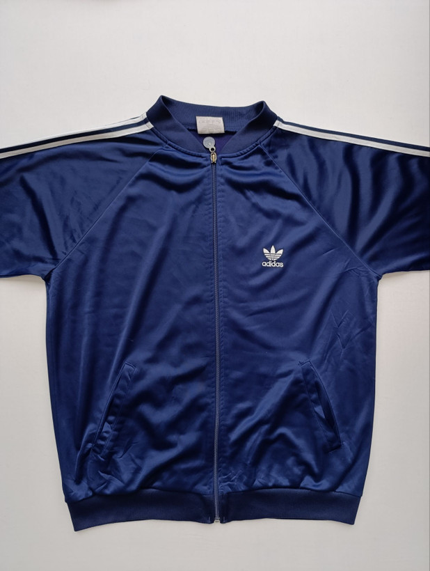 سویشرت مردانه برند ADIDAS استوک اورجینال رنگ سرمه ای نمای اصلی و جلو