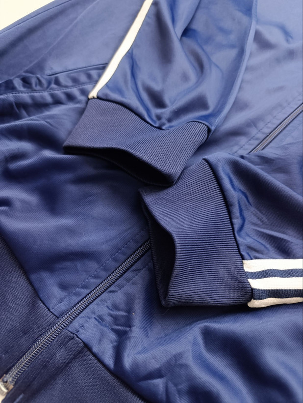 سویشرت مردانه برند ADIDAS استوک اورجینال رنگ سرمه ای نمای سرآستین