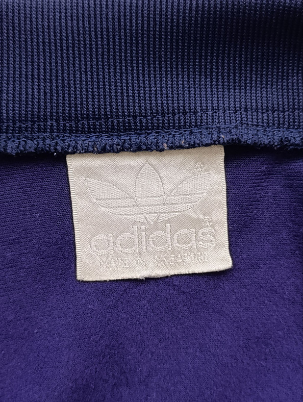 سویشرت مردانه برند ADIDAS استوک اورجینال رنگ سرمه ای نمای اتیکت برند