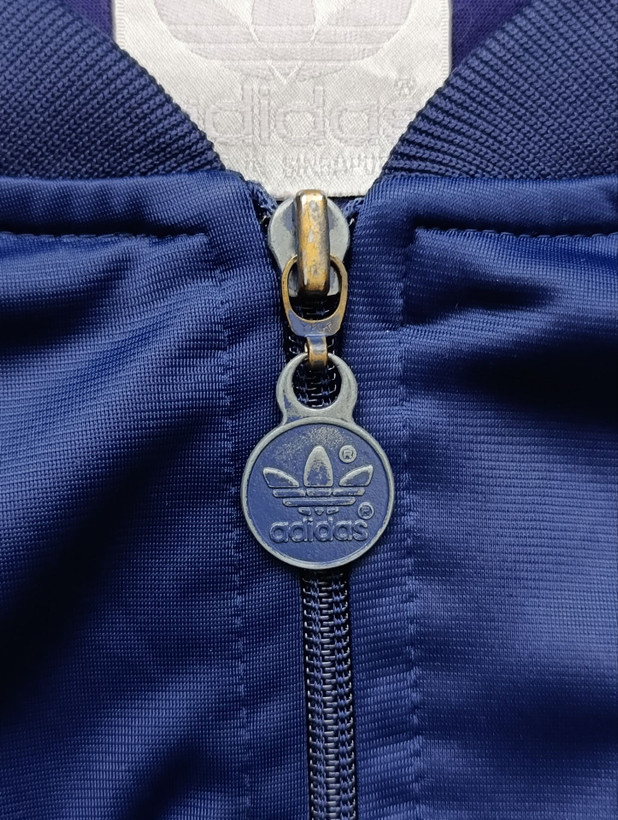سویشرت مردانه برند ADIDAS استوک اورجینال رنگ سرمه ای نمای زیپ