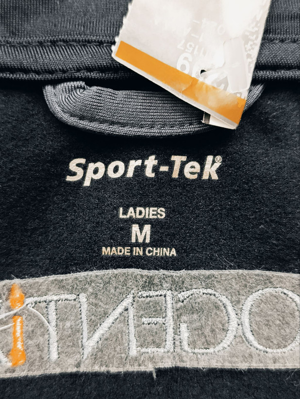 سویشرت ورزشی زنانه برند SPORT_TEK استوک اورجینال رنگ مشکی نمای اتیکت برند