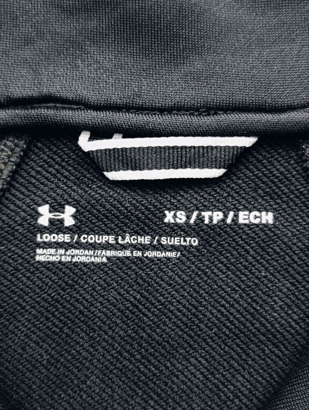 بلوز ورزشی مردانه برند UNDER ARMOUR استوک اورجینال رنگ مشکی نمای اتیکت برند