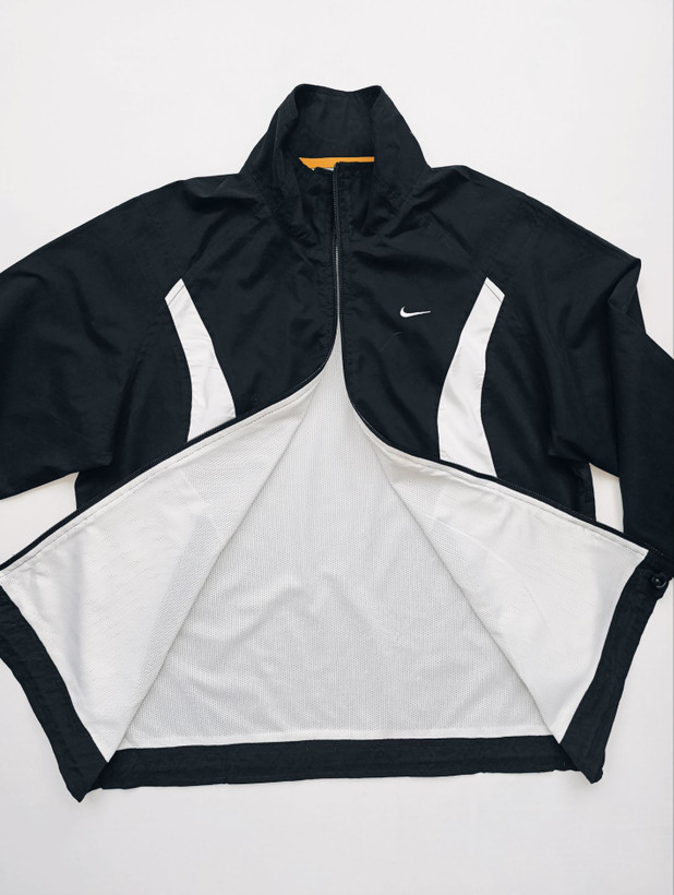 بادگیر زنانه برند NIKE استوک اورجینال رنگ مشکی نمای قسمت داخلی