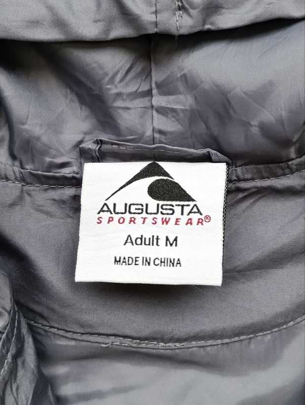 بادگیر مردانه برند Augusta Sportswear استوک اورجبنال ضدآب نمای اتیکت برند