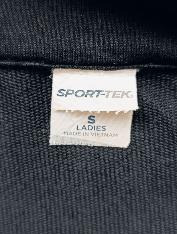 سویشرت ورزشی زنانه برند SPORT_TEK استوک اورجینال رنگ مشکی نمای اتیکت برند