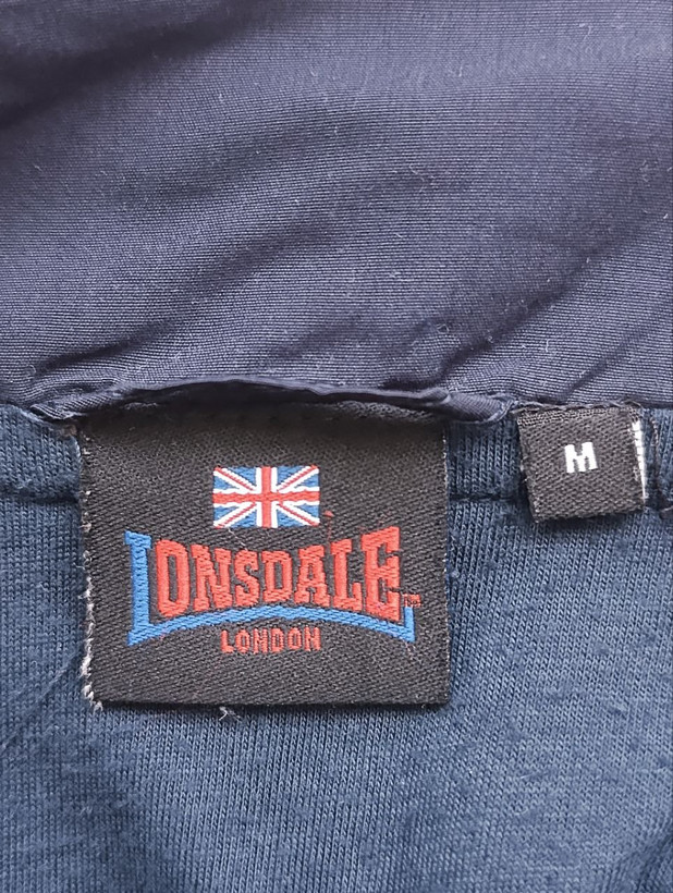 بادگیر مردانه برند LONSDALE استوک اورجینال رنگ سرمه ای نمای اتیکت برند