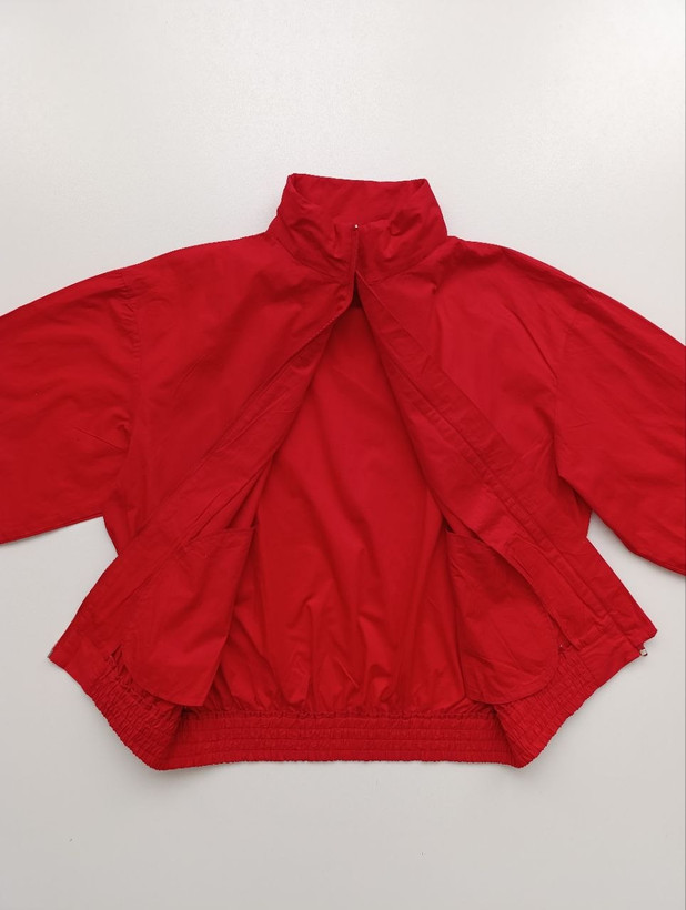 بادگیر زنانه برند WIND BREAKER استوک اورجینال رنگ قرمز نمای داخلی محصول