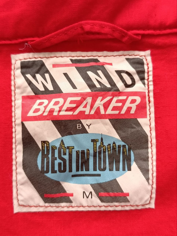 بادگیر زنانه برند WIND BREAKER استوک اورجینال رنگ قرمز نمای اتیکت نام برند