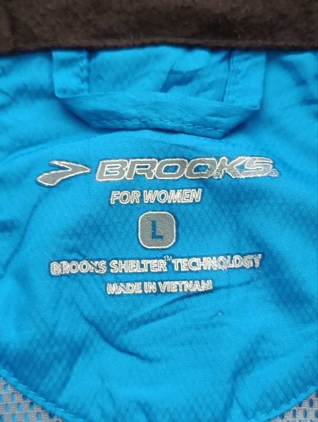 بادگیر ورزشی مردانه برند BROOKS استوک اورجینال یک لایه نمای اتیکت نام برند