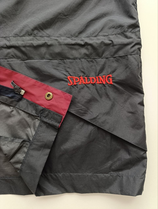 بادگیر مردانه برند SPALDING استوک اورجینال ضدآب نمای نزدیک جنس پارچه